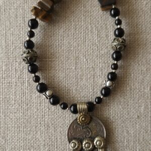 Kuchi hanger met oude munt en belletjes uit Afghanistan