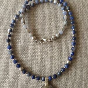 Kuchi hanger met oude munt en glazen kraal uit Afghanistan