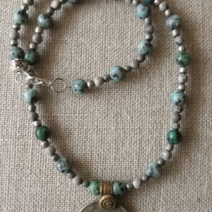 Kuchi hanger met oude munt en glazen kraal uit Afghanistan