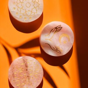 Gegraveerde mineraalschijf rozenkwarts handen, maan en ster